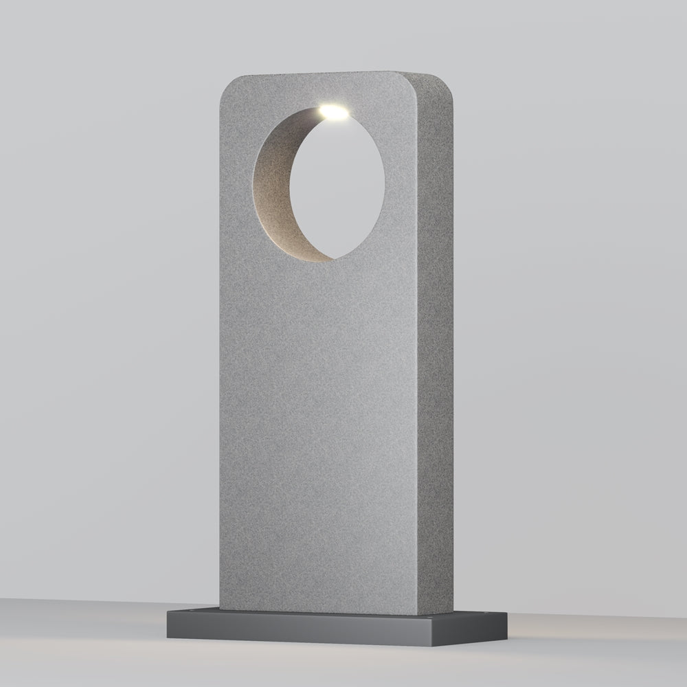 Vue en pied du luminaire sur socle, soulignant sa silhouette rectangulaire et sa hauteur.