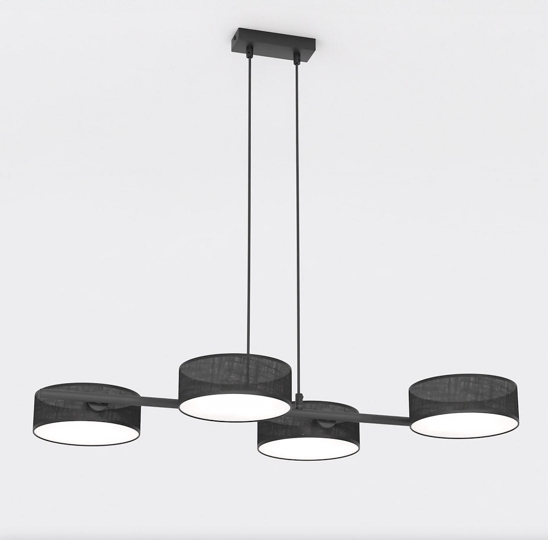 Vue de face du lustre noir à quatre abat-jours cylindriques sur barre horizontale