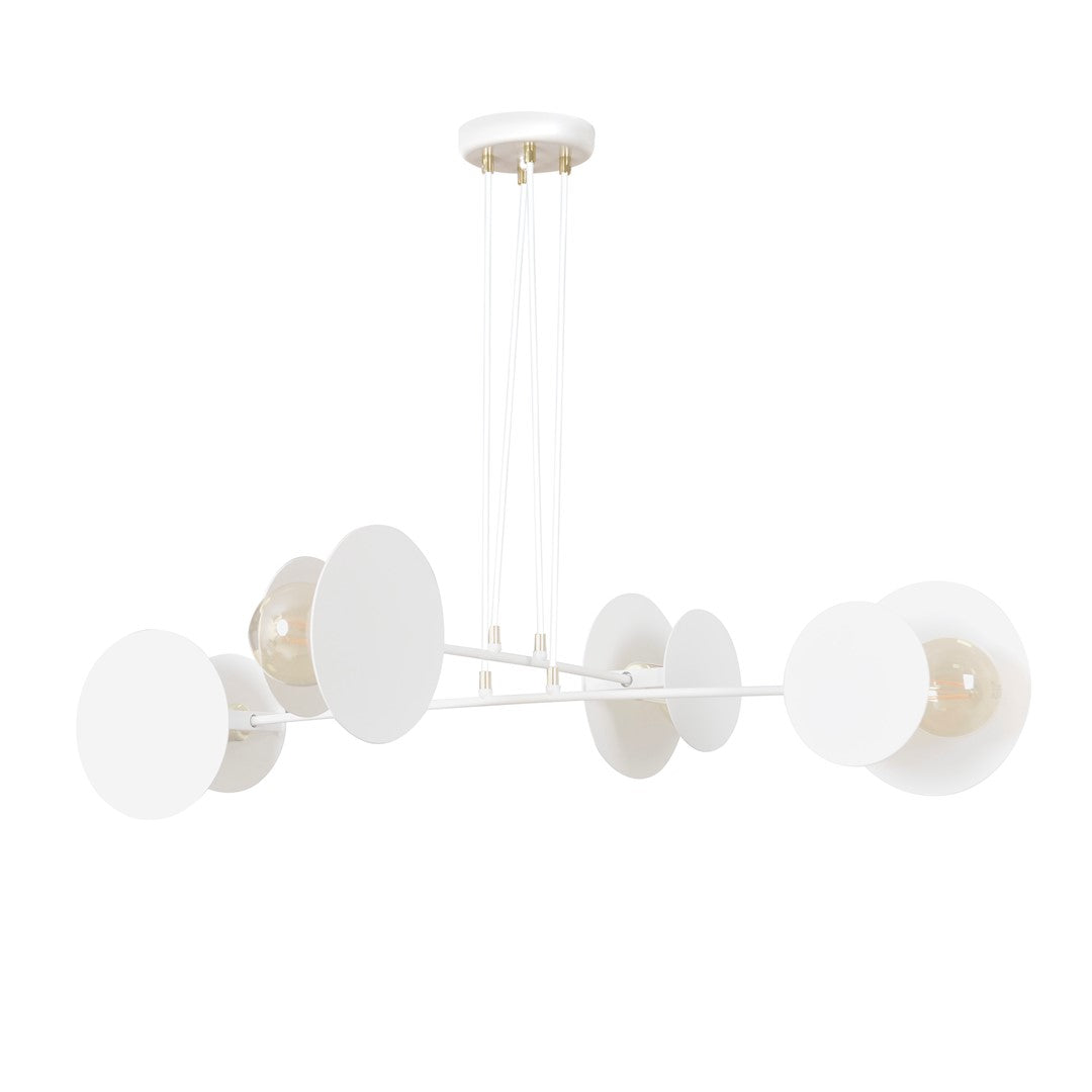 Vue produit de face sur fond blanc, suspension blanche à quatre lumières et bras croisés.