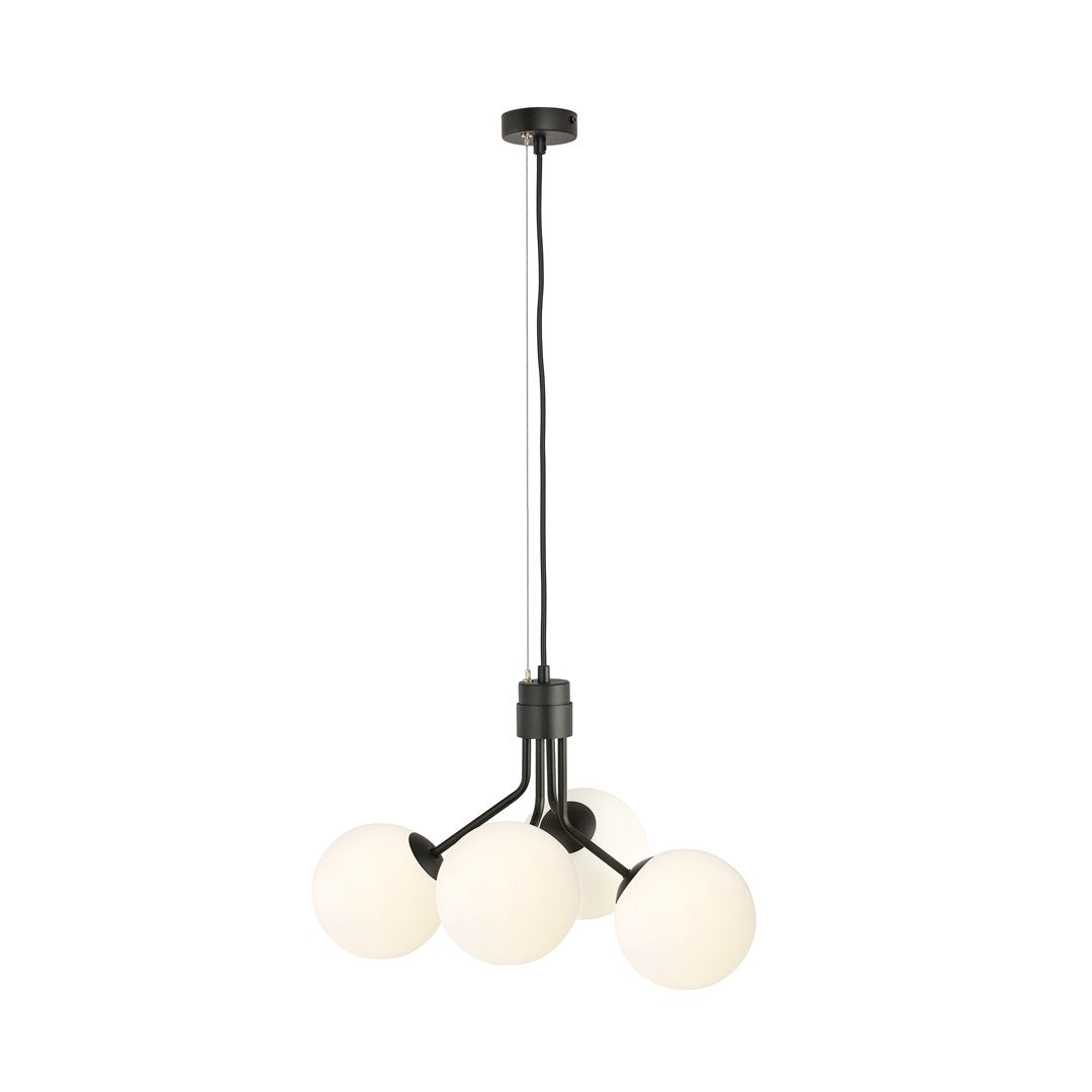 Vue de face de la suspension noire avec ses quatre globes en verre opale