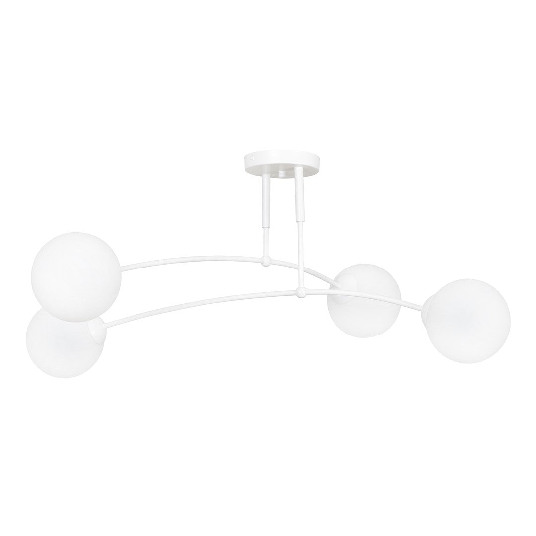Plafonnier blanc à quatre globes opalins, bras courbés, vue de face sur fond blanc