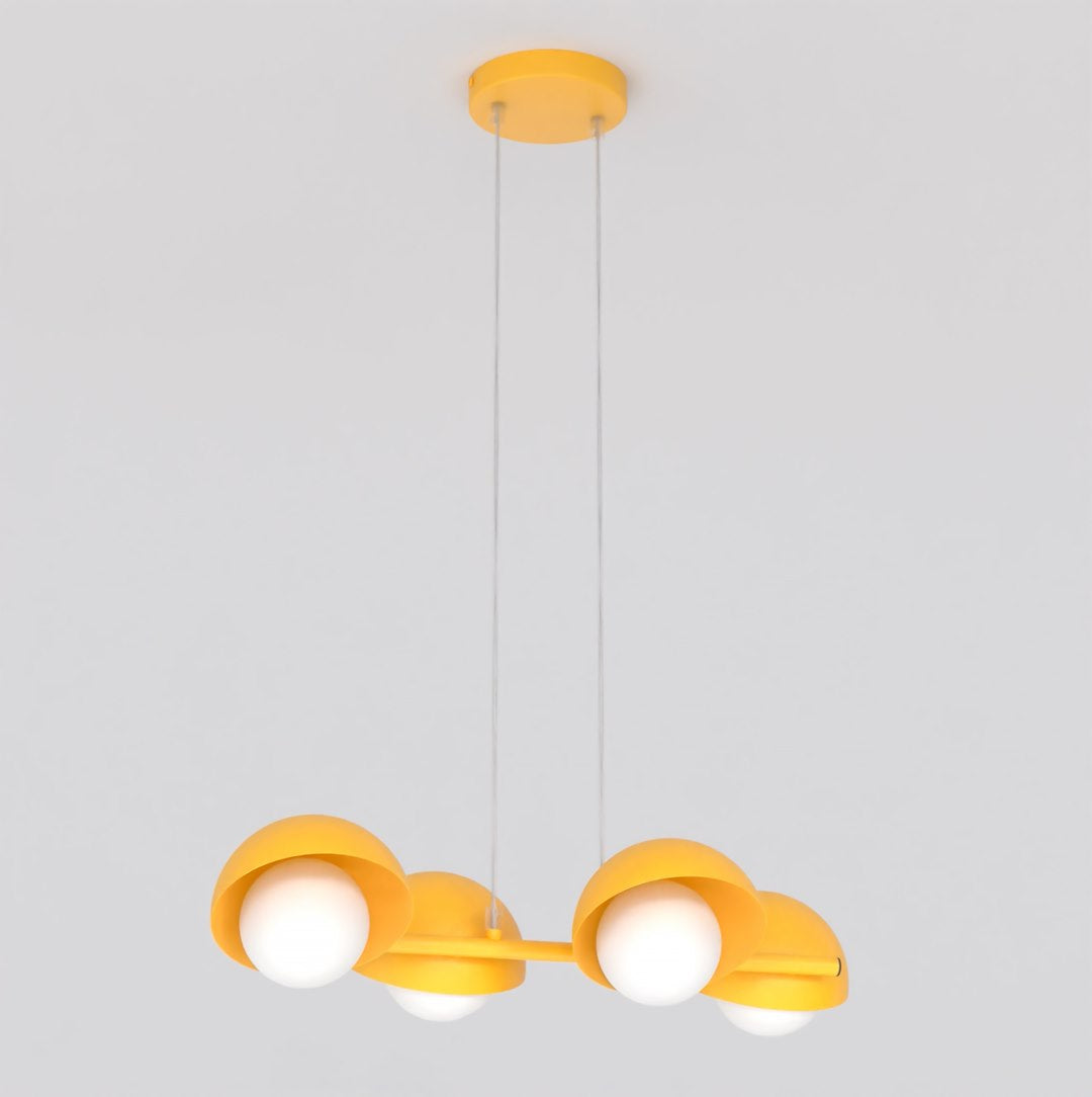 Suspension jaune à quatre coupelles hémisphériques et globes blancs, vue de face sur fond gris