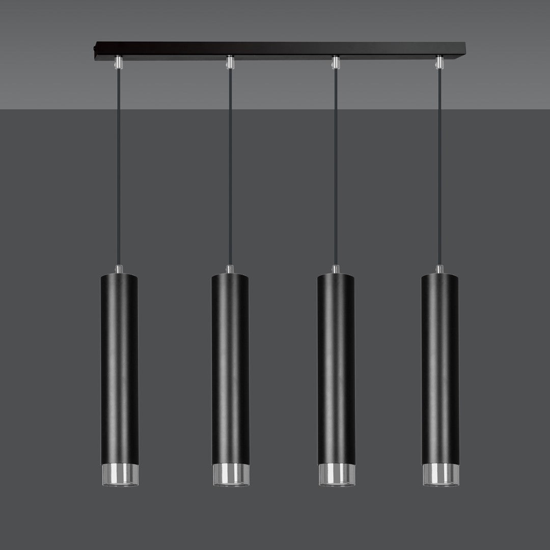 Vue de face du luminaire noir et chromé sur fond gris anthracite, quatre cylindres suspendus.