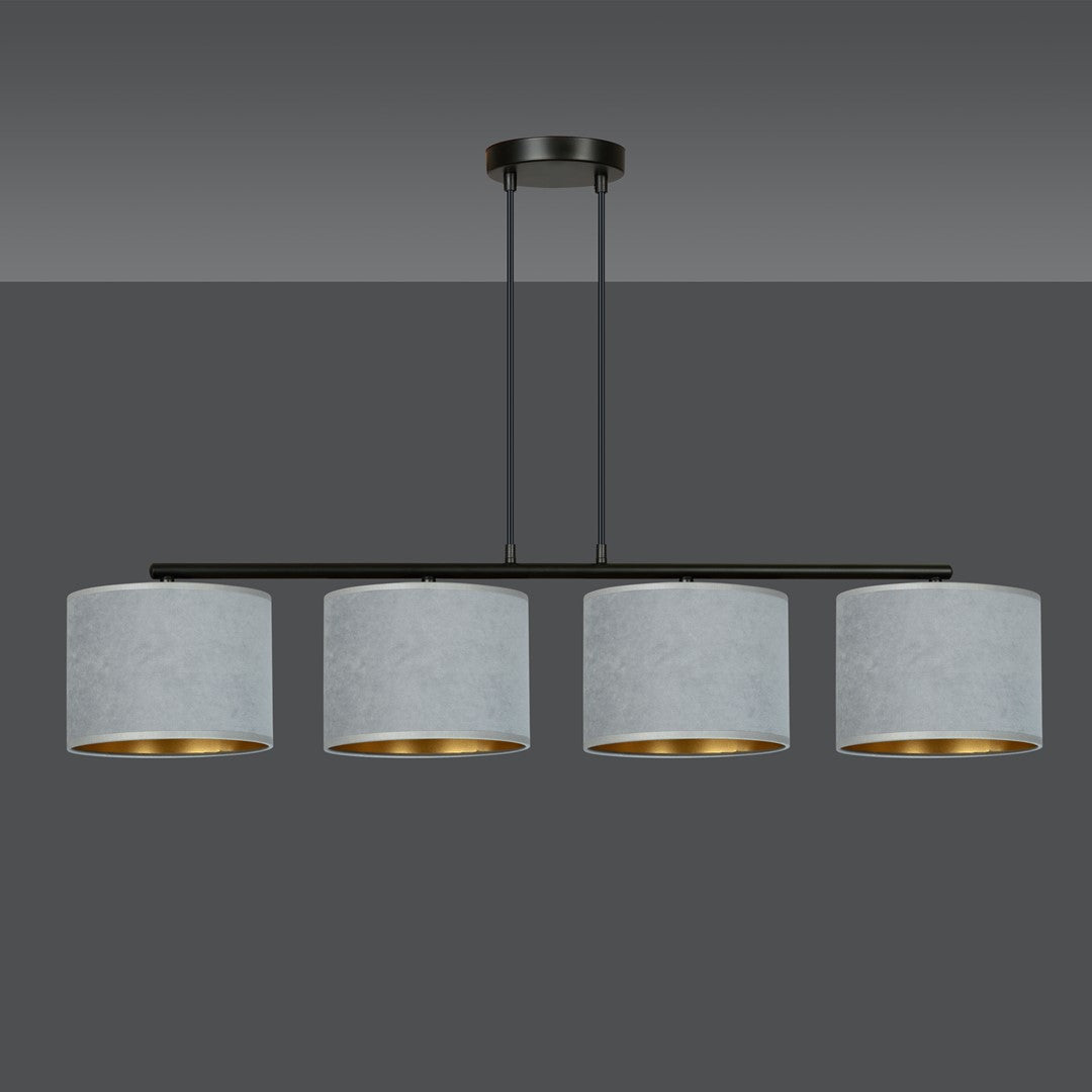 Vue de face du luminaire présenté sur un fond gris dégradé, quatre abat-jours alignés