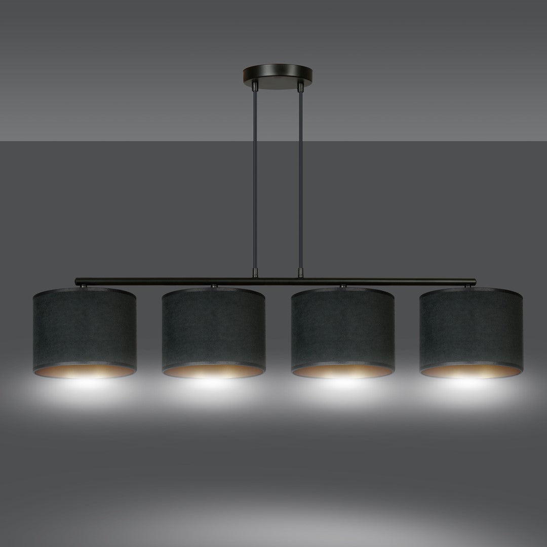 Suspension allumée avec quatre faisceaux lumineux dirigés vers le bas.