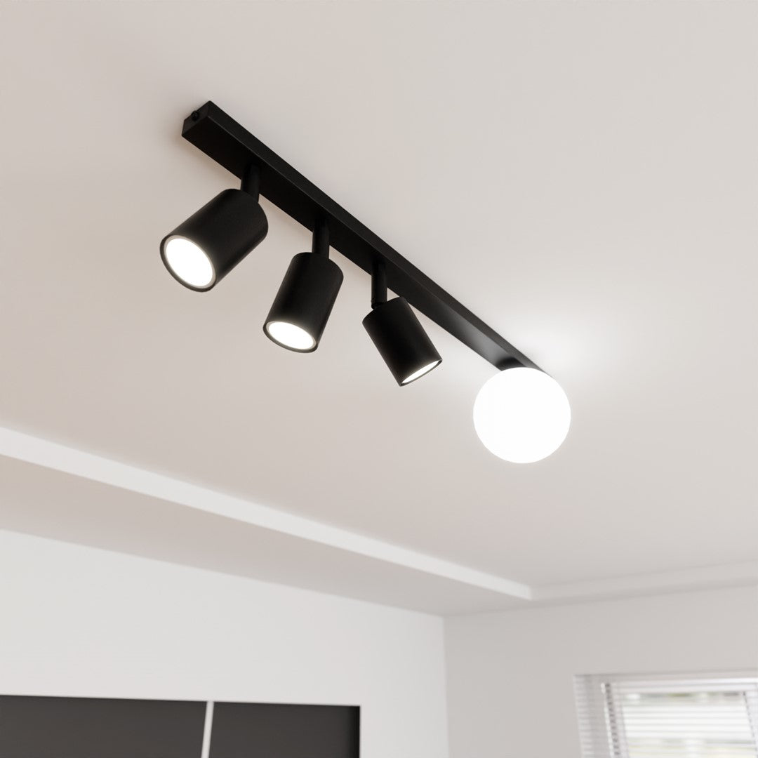 Gros plan du plafonnier noir allumé, trois spots et globe lumineux blanc.