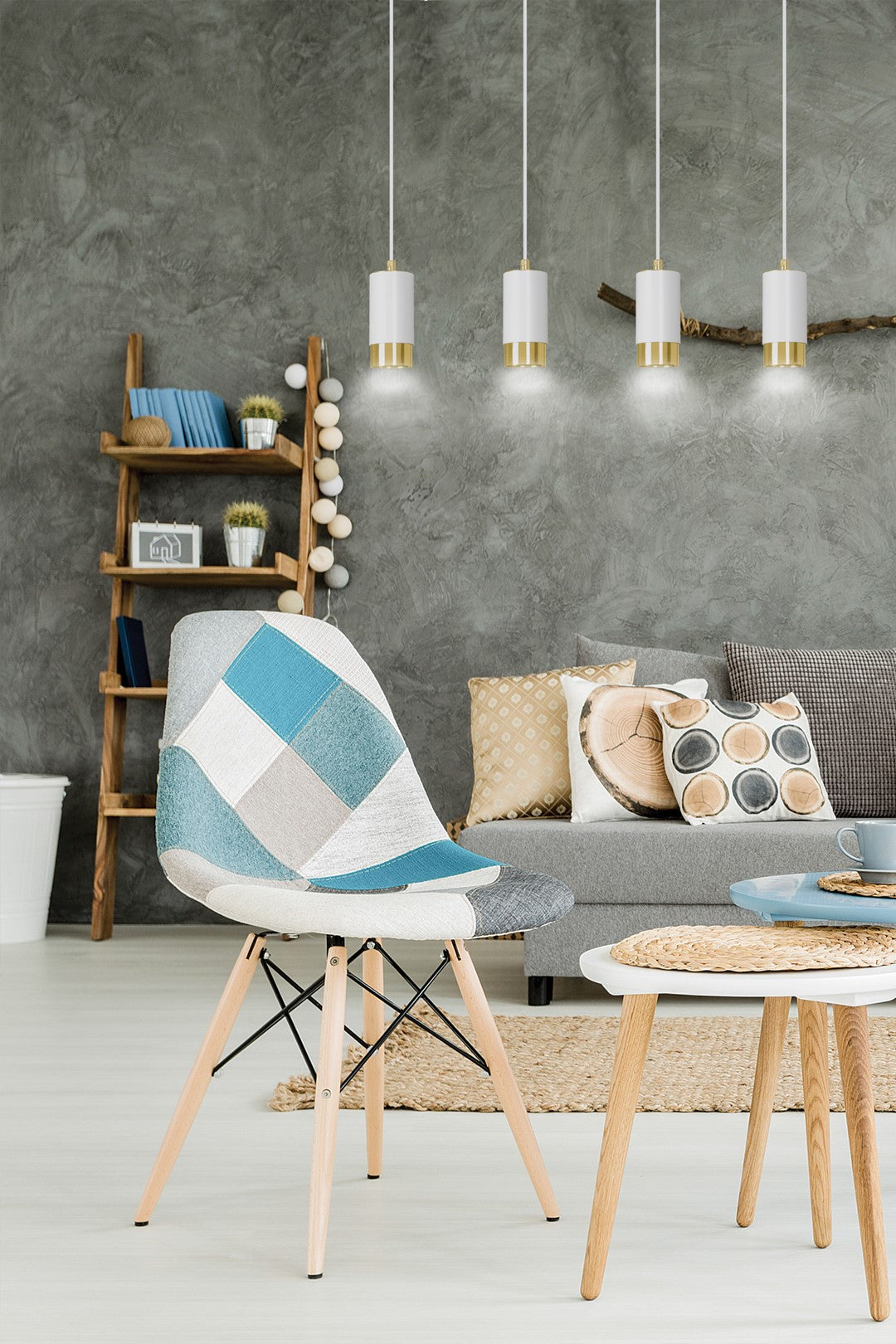 Mise en ambiance salon, quatre suspensions au-dessus d'une chaise patchwork colorée
