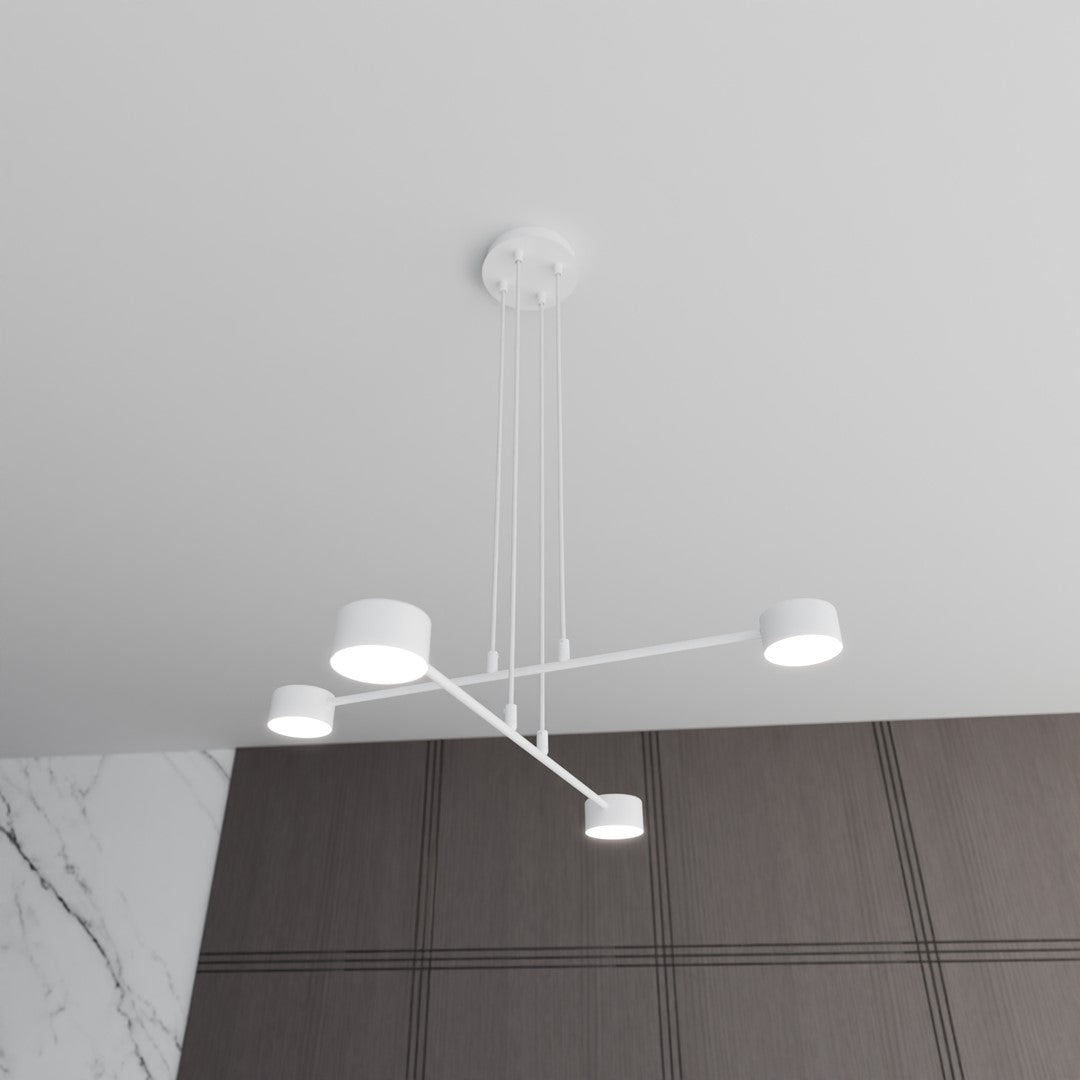 Vue plongeante sur les bras croisés éclairés, plafond et mur sombre