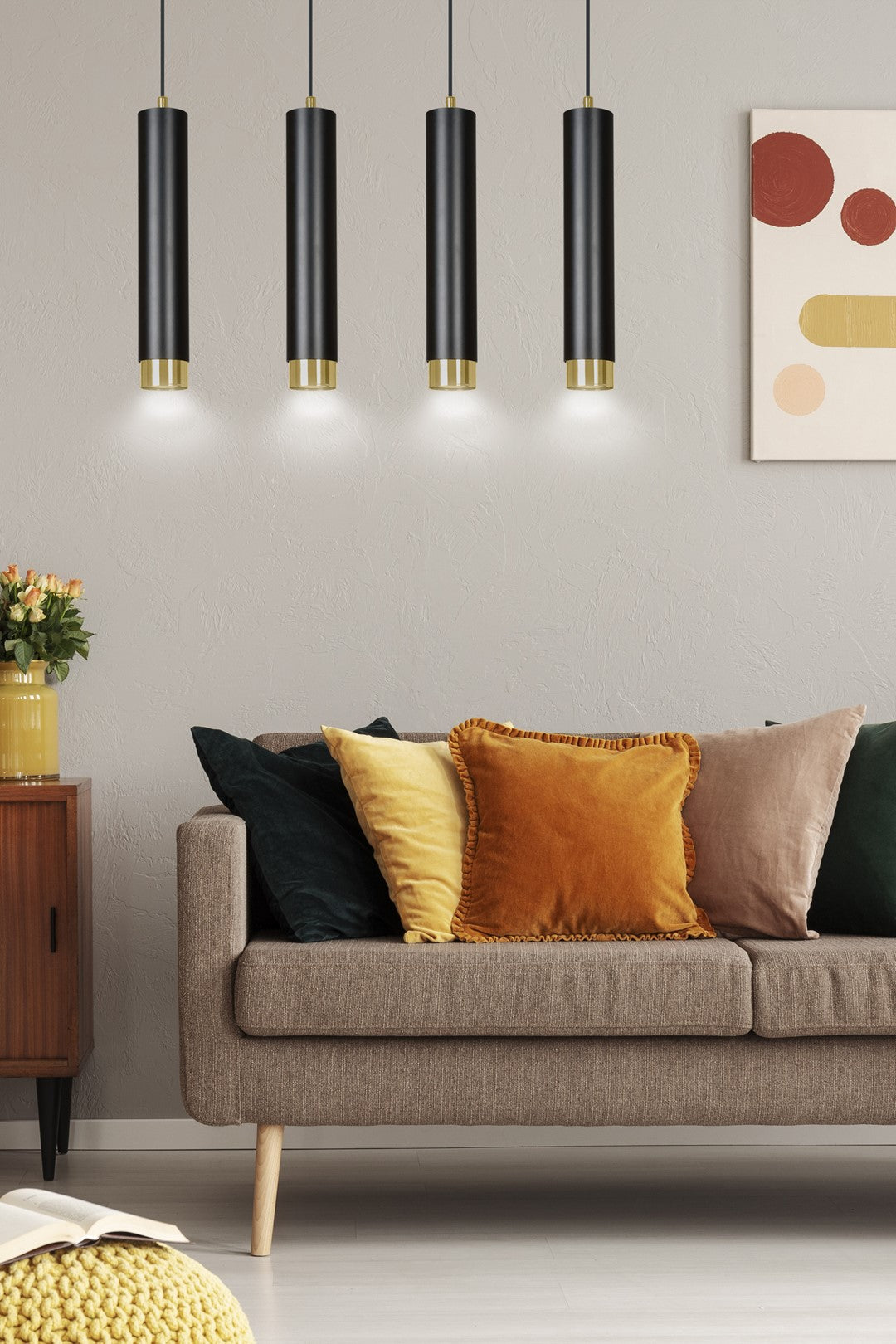 Suspension installée au-dessus d'un canapé beige avec coussins colorés