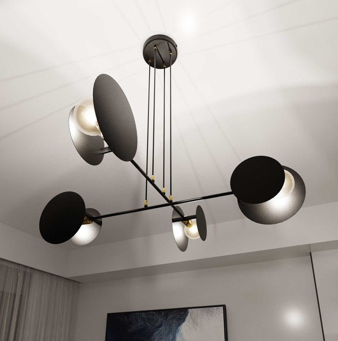 Vue en contre-plongée du luminaire fixé au plafond blanc d'une pièce claire