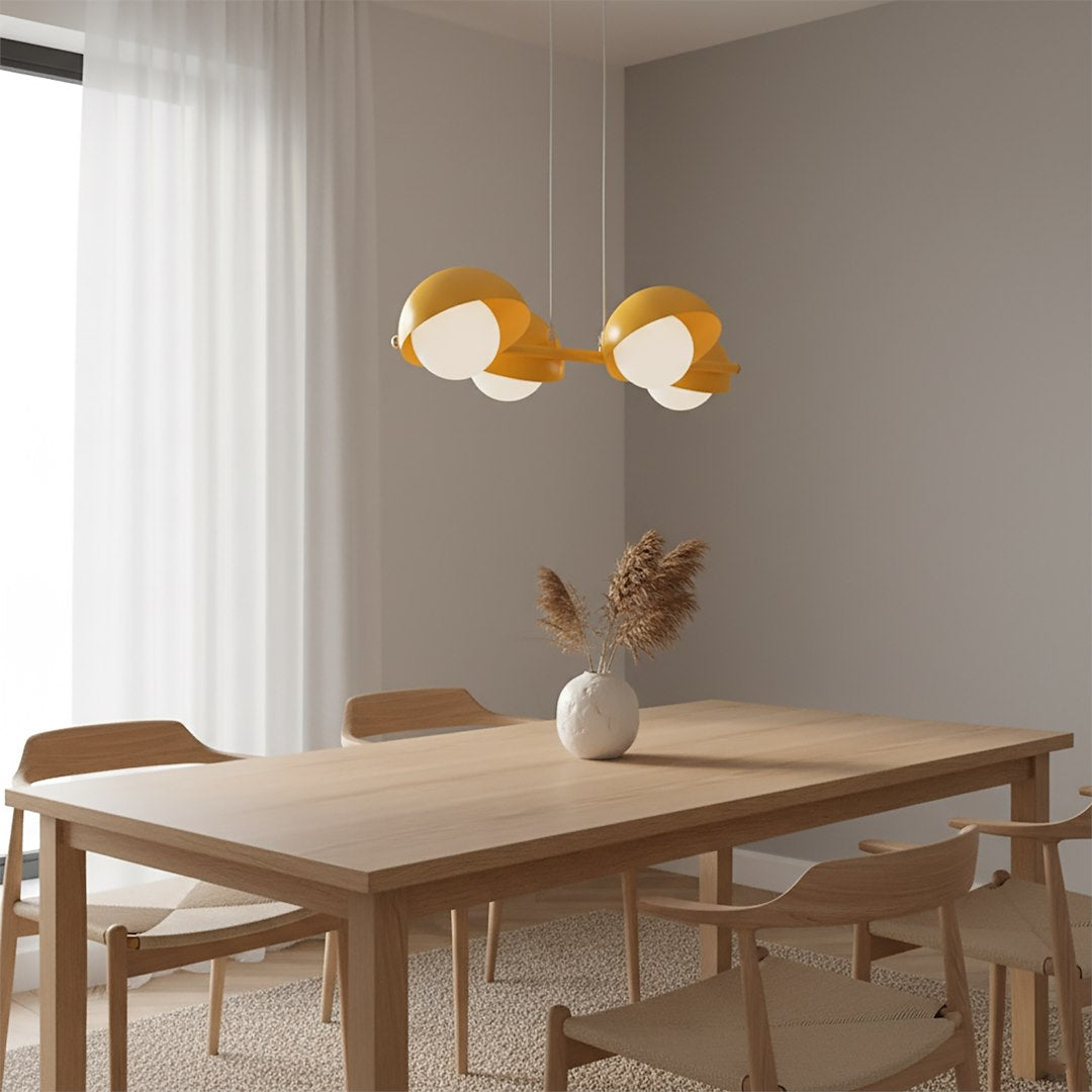 Mise en ambiance au-dessus d'une table à manger en bois clair dans un intérieur épuré