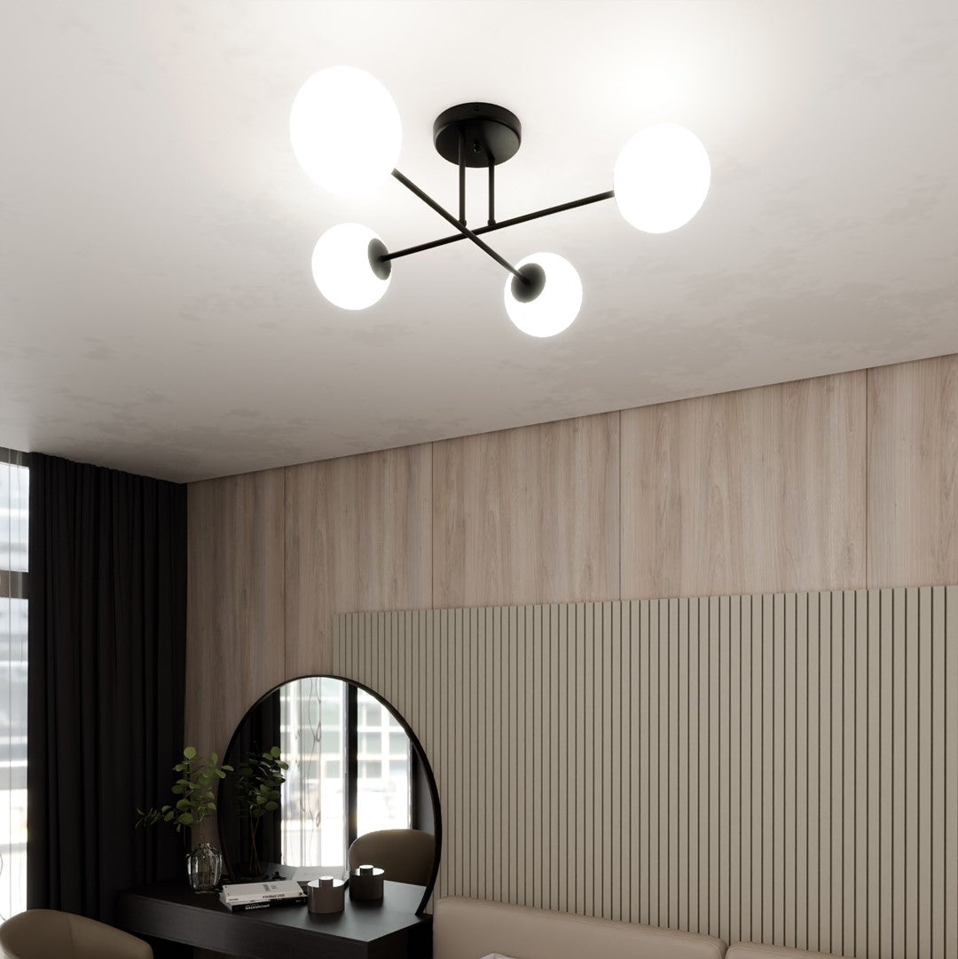 Plafonnier quatre globes en plongée, éclairant une pièce boisée avec bureau et fauteuil