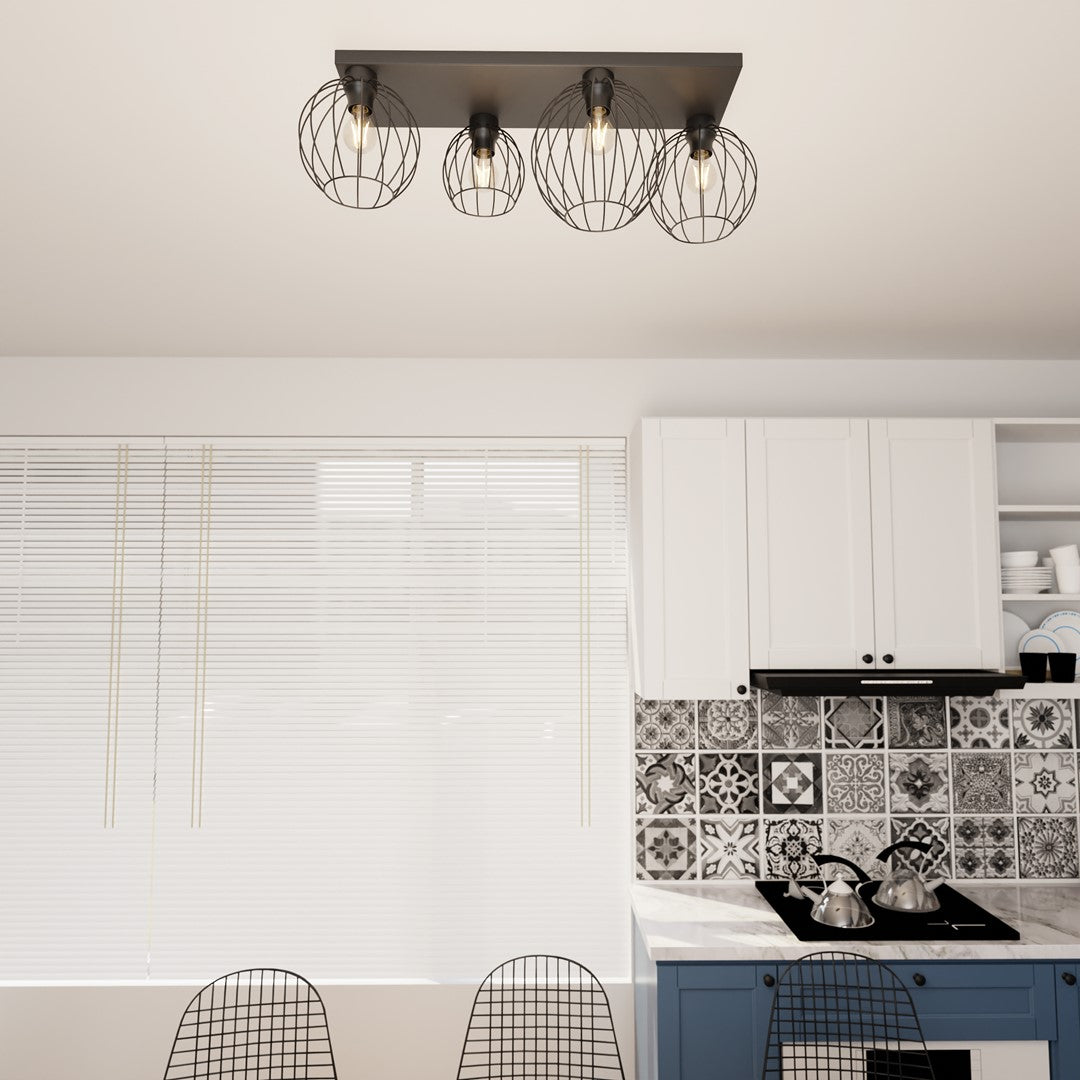 Vue en contre-plongée du luminaire noir installé au plafond d'une cuisine avec crédence en carreaux.