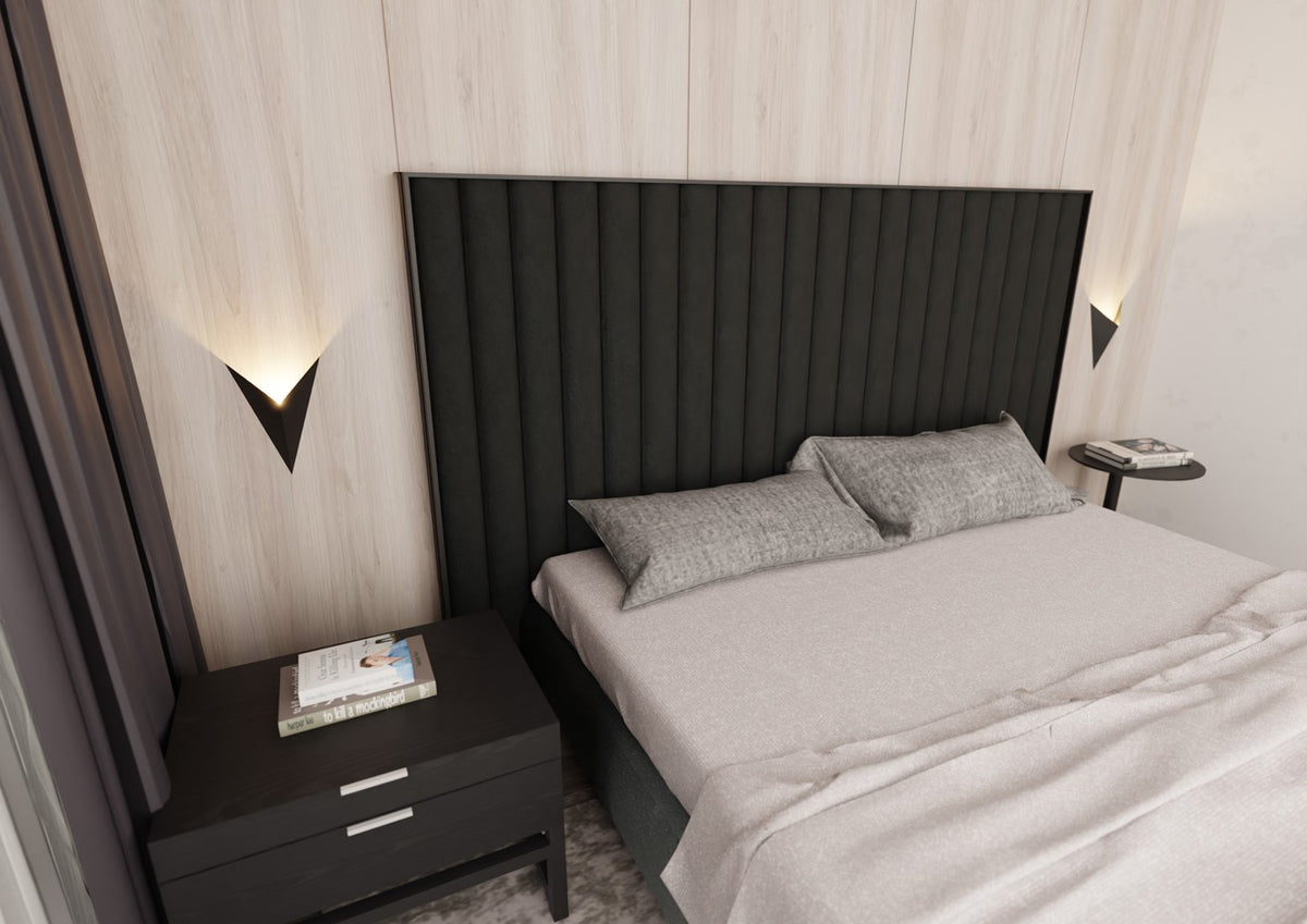 Vue d'ensemble d'une chambre avec deux appliques murales triangulaires de chaque côté du lit.