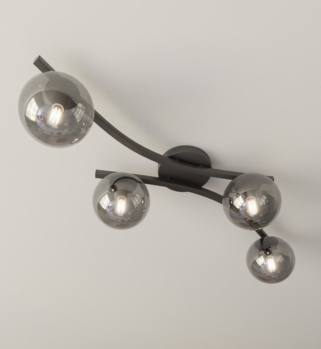 Vue de dessous du plafonnier éclairé, quatre boules de verre graphite