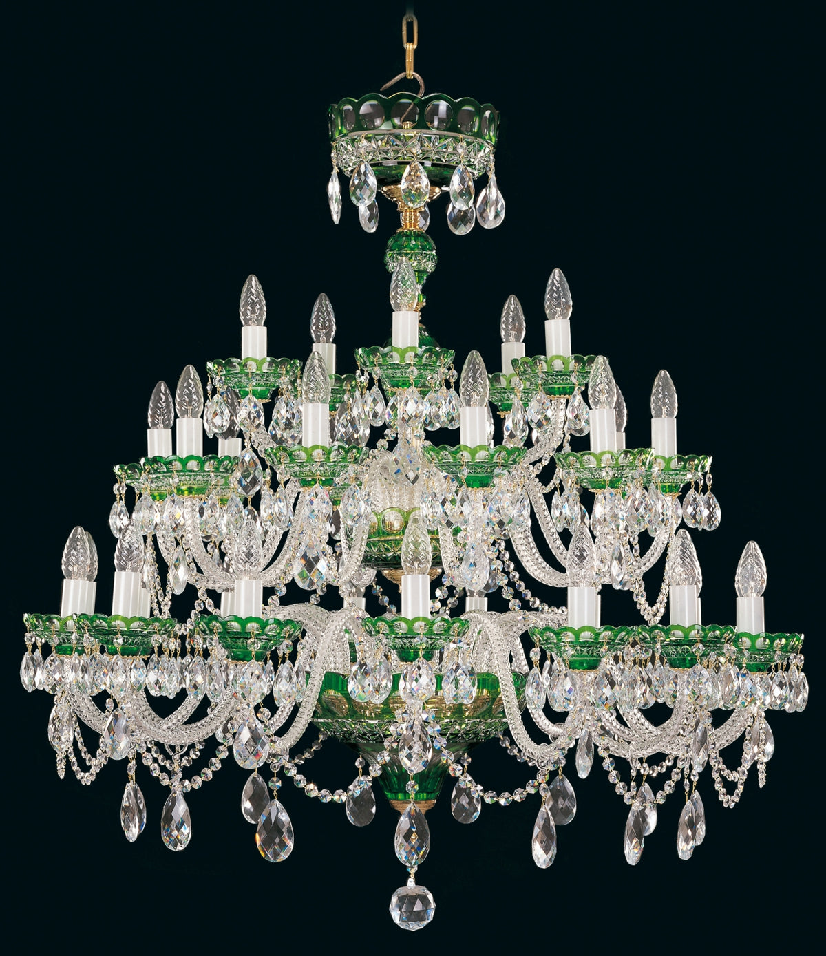 Lustre en cristal de face, bras recouverts de perles et pampilles sur fond noir