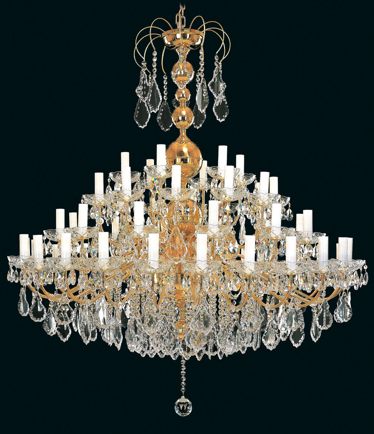 Lustre doré complet avec cristaux, suspendu, présenté de face sur fond noir