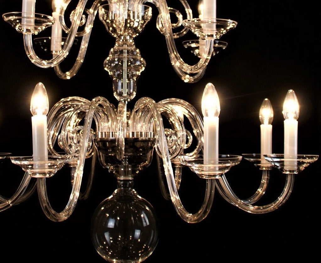 Lustre allumé dans l'obscurité, ampoules en forme de flamme et reflets dorés