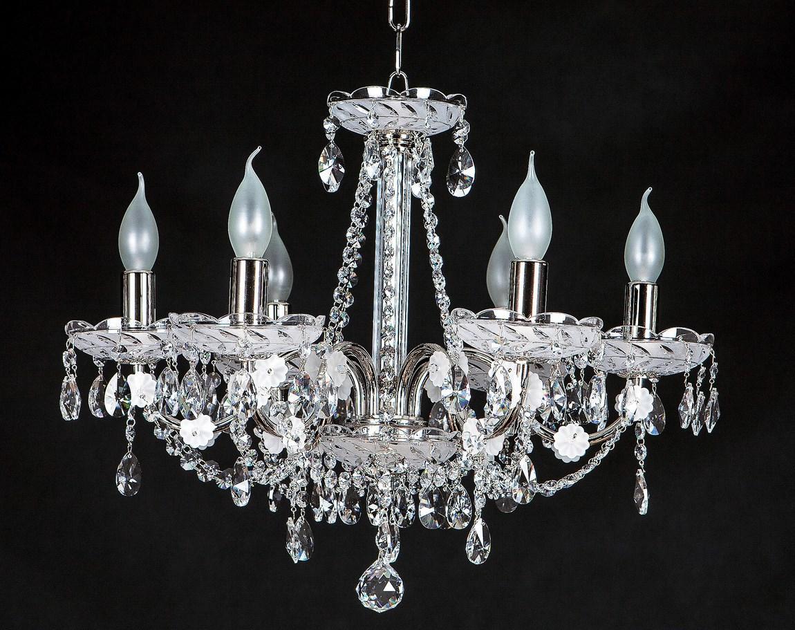 Lustre en cristal à cinq bras suspendu, ampoules flamme et pampilles de cristal sur fond noir