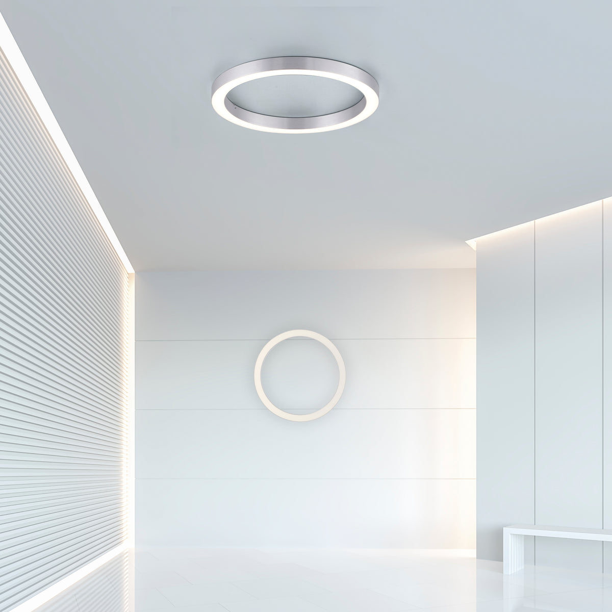 Mise en ambiance du luminaire circulaire installé au plafond d'un intérieur blanc épuré