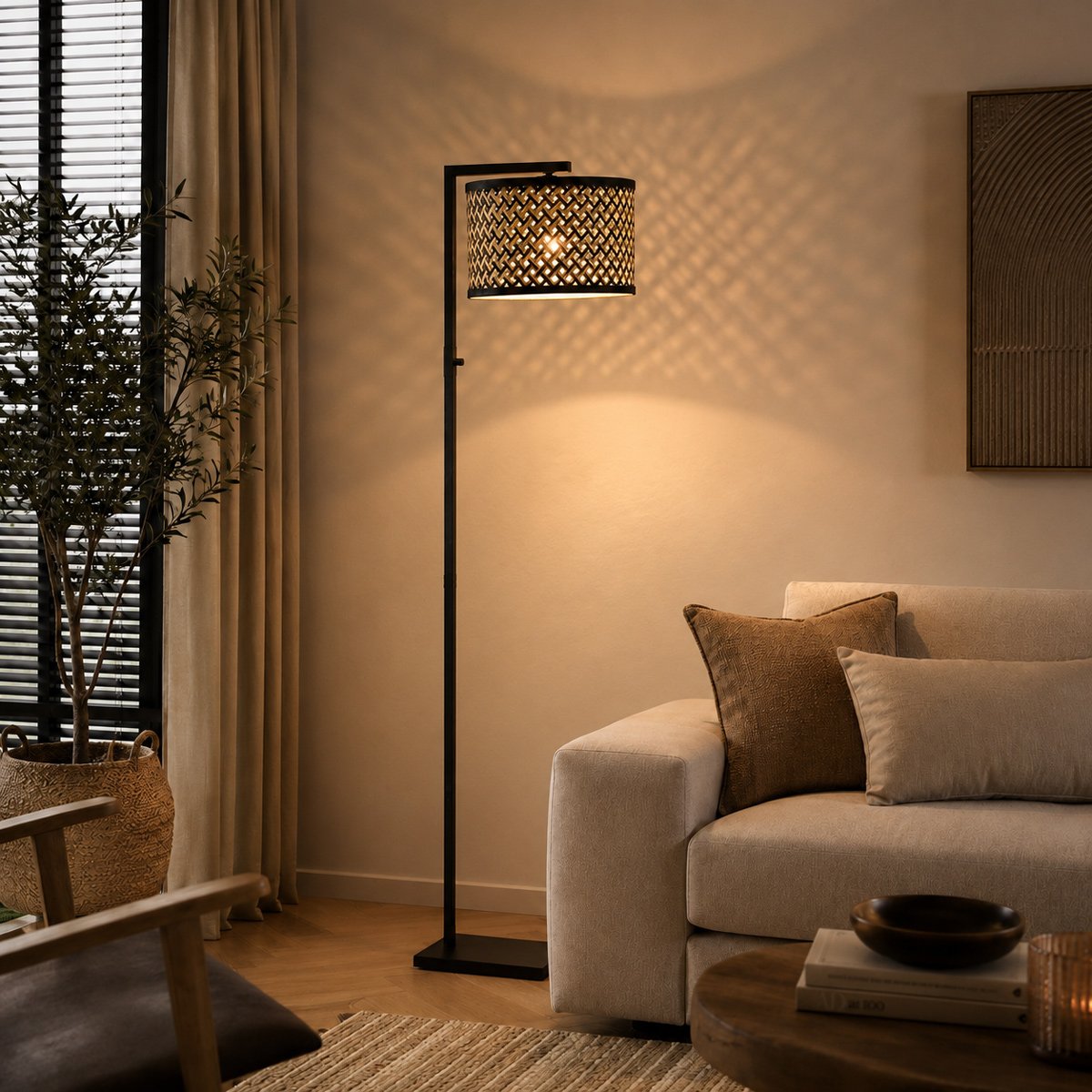 Mise en ambiance salon : lampadaire allumé projetant des motifs tressés sur le mur