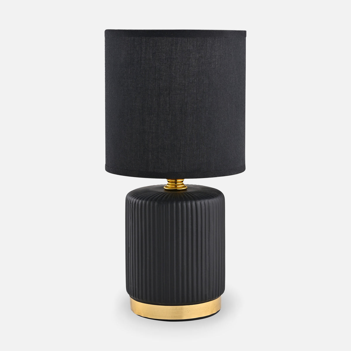 Vue de face de la lampe à poser noire et dorée avec abat-jour noir