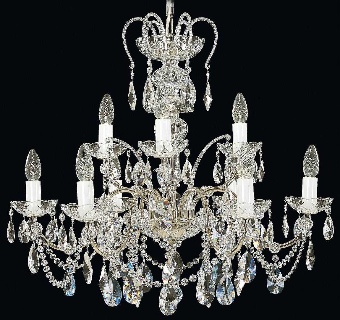 Lustre cristal complet à bras multiples sur fond noir, vue de face avec pampilles.