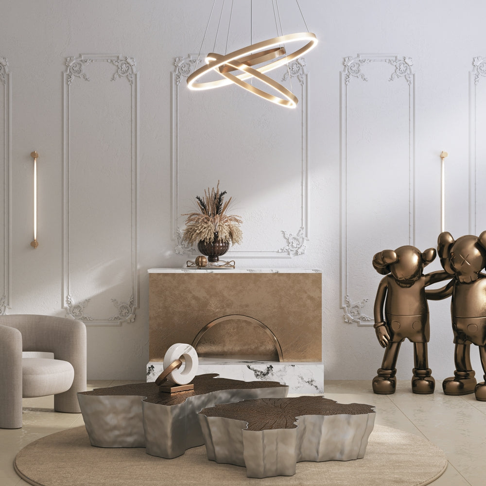 Mise en ambiance dans un salon avec une suspension dorée allumée au-dessus d'une table basse.