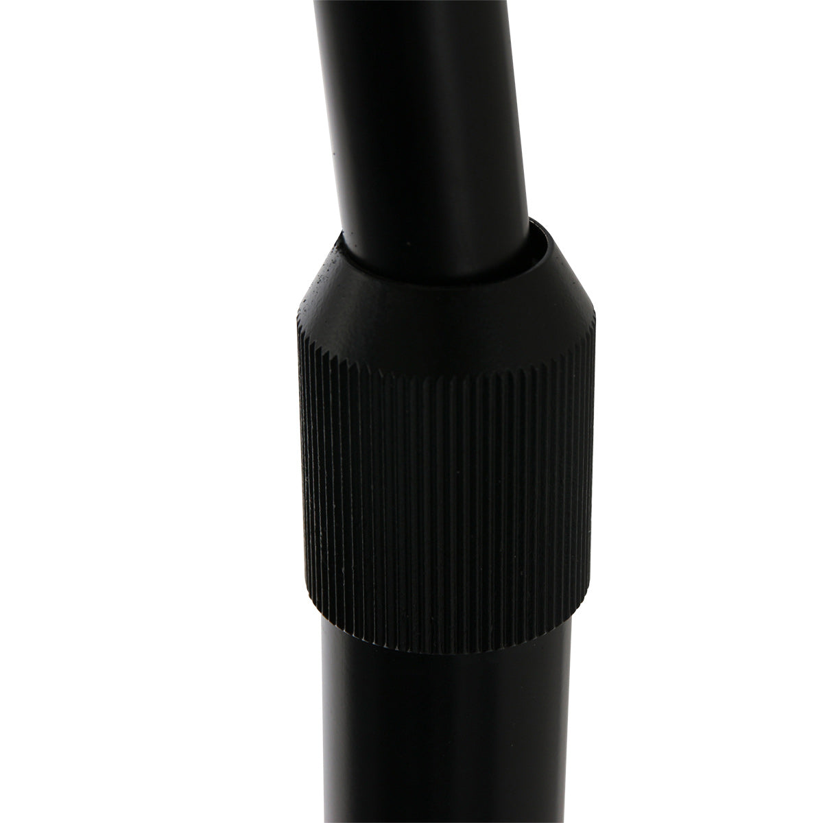 Détail du raccord cylindrique noir moleté reliant le pied et l'arche réglable