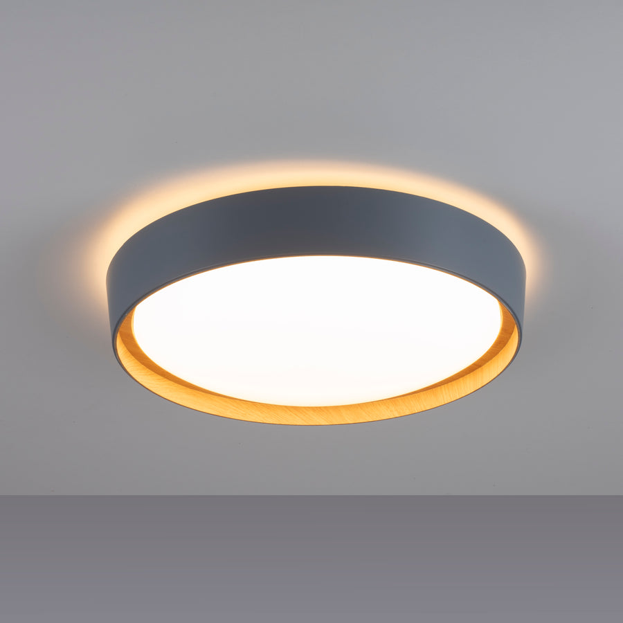 Plafonnier éclairé de dessous, halo lumineux diffusé autour du boîtier gris