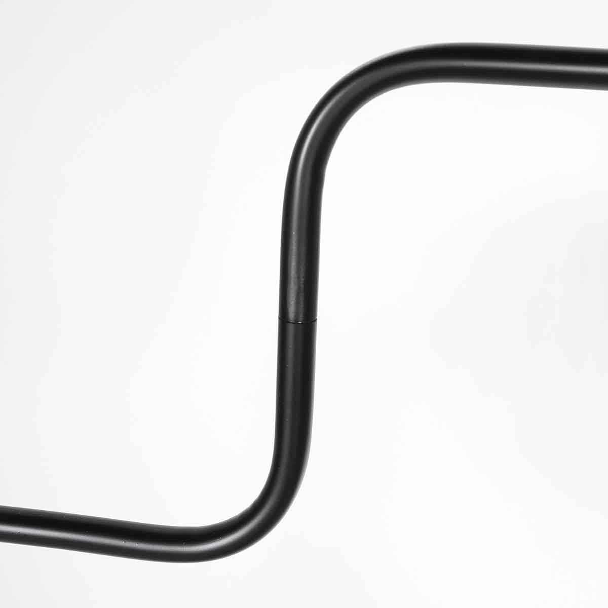Détail du coude métallique noir reliant le bras vertical au bras courbé
