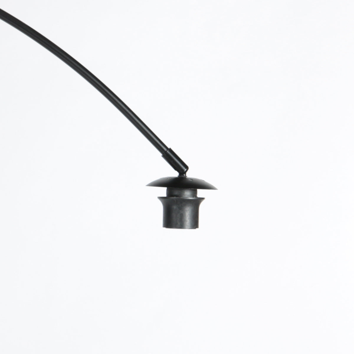 Gros plan du support d'ampoule noir avec coupelle plate et douille cylindrique
