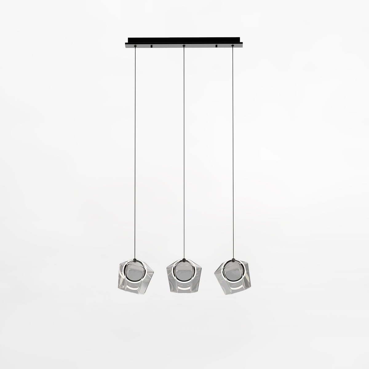 Suspension à trois abat-jours en verre transparent facetté suspendus par câbles noirs
