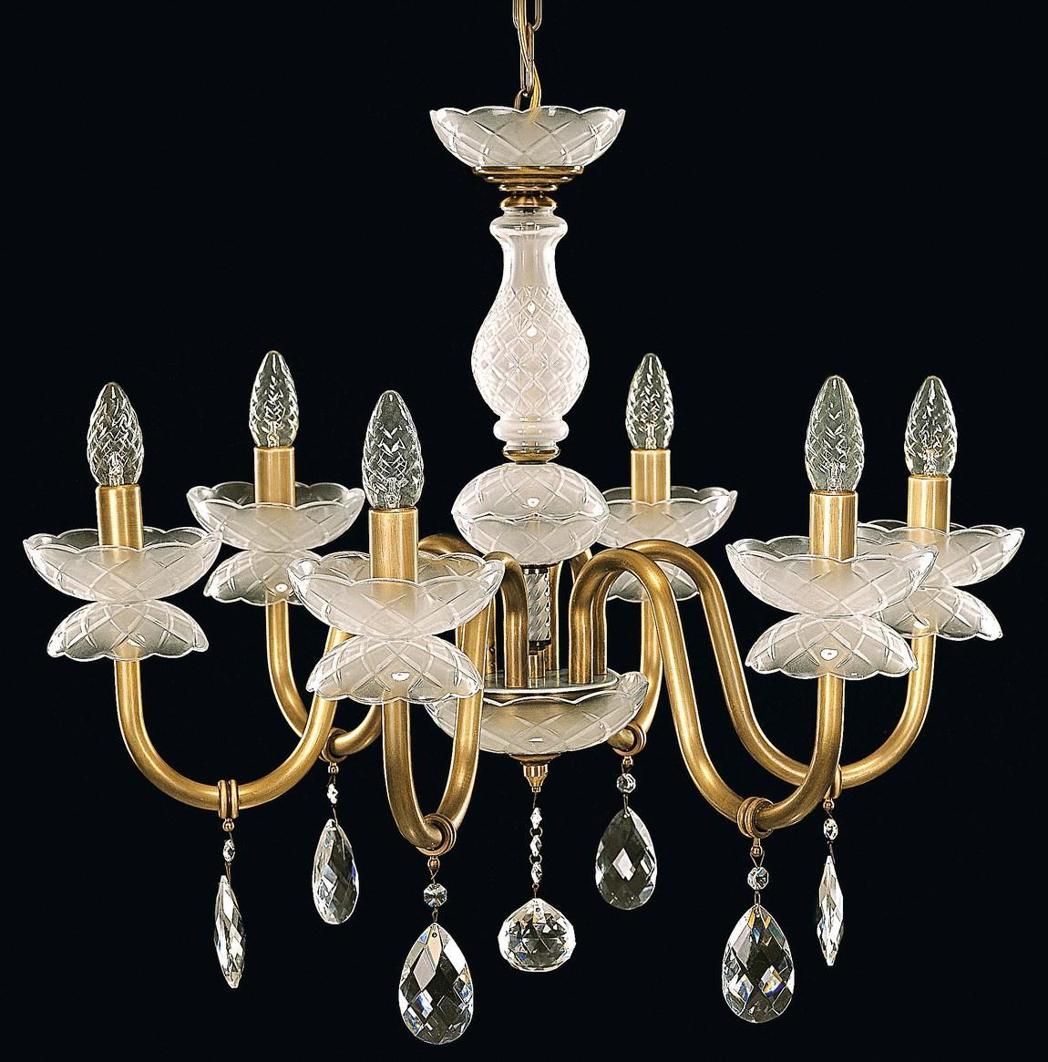 Lustre doré à six bras, bobeches en cristal taillé et pampilles suspendues sur fond noir.