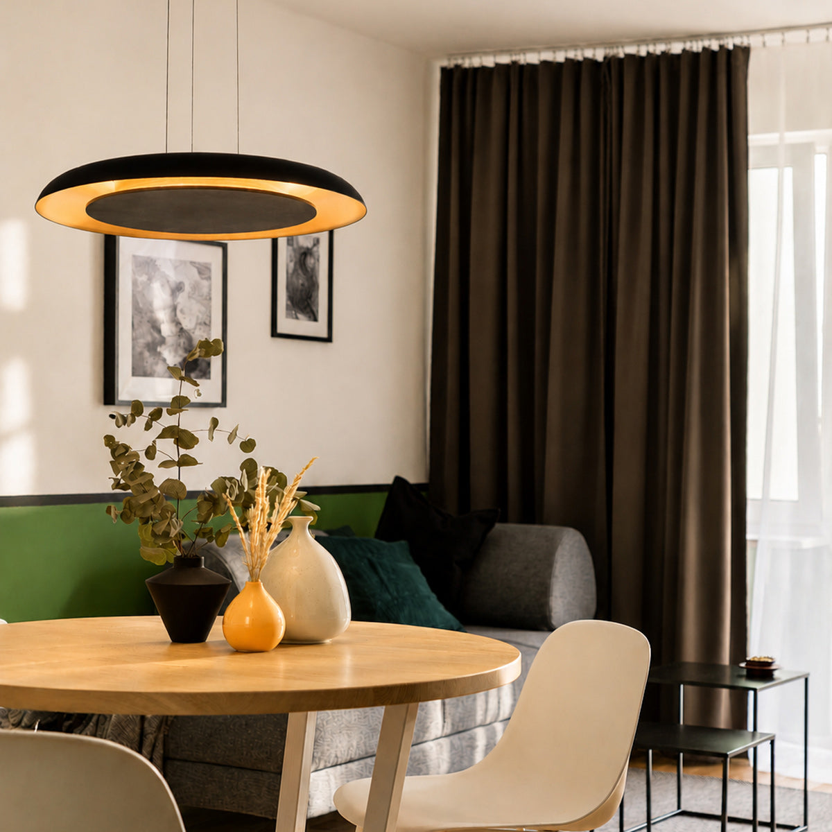 Suspension led noire et dorée au-dessus d'une table à manger dans un salon contemporain