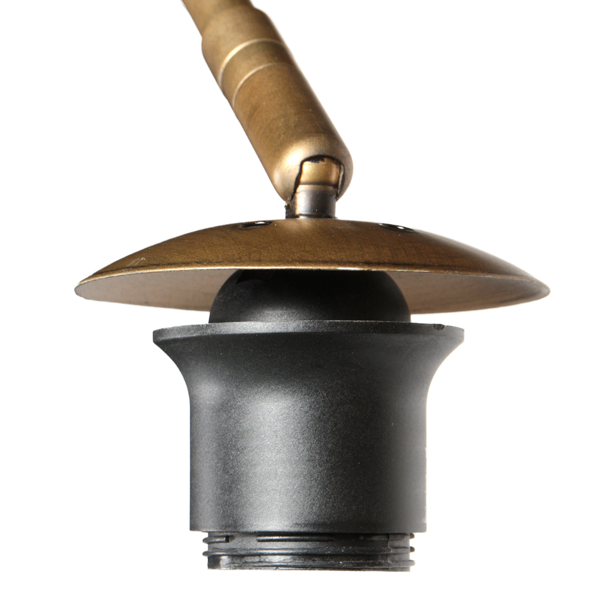 Détail du raccord en laiton brillant et de la douille noire filetée du luminaire