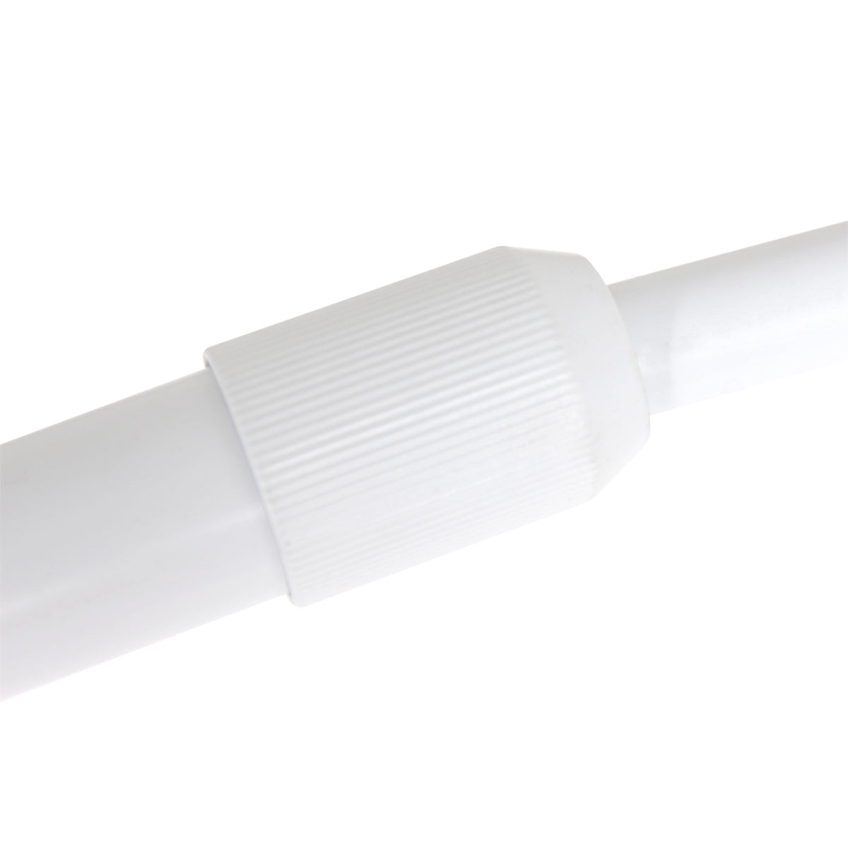 Détail du raccord strié en plastique blanc reliant deux segments du bras arqué.