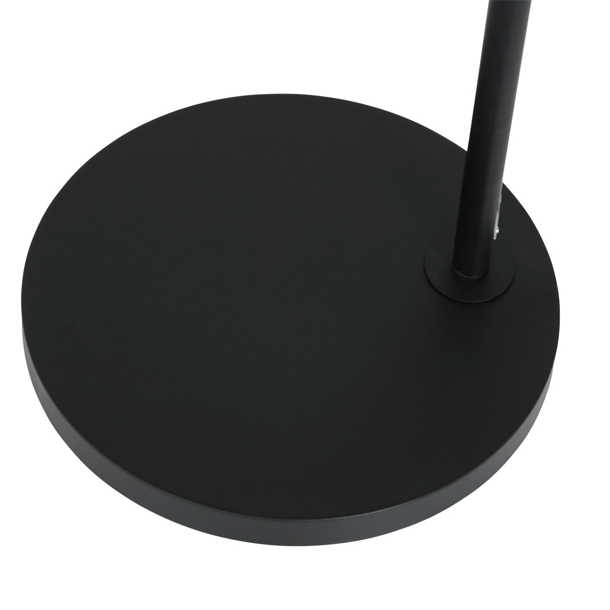 Base ronde plate noire en métal mat, vue rapprochée sur fond blanc