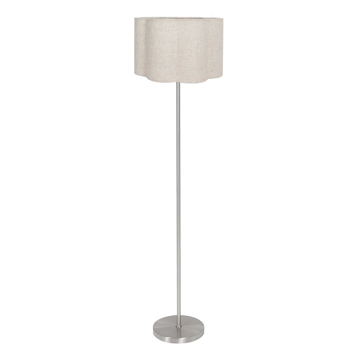 Lampadaire argenté de face, abat-jour crème ondulé sur tige fine et socle rond