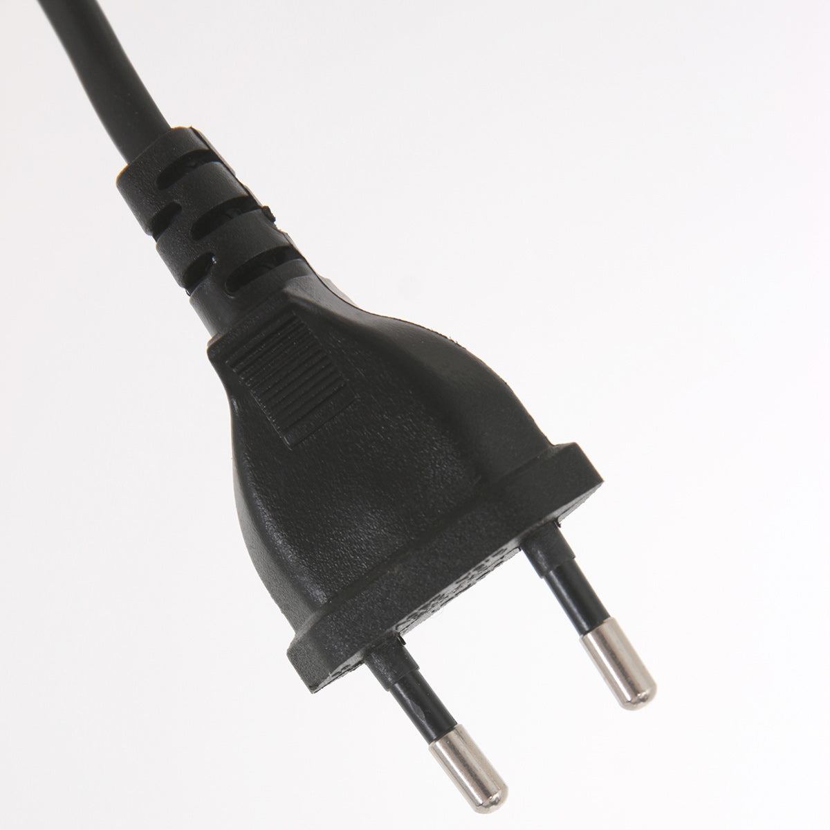 Détail de la fiche électrique noire à deux broches et du câble d'alimentation