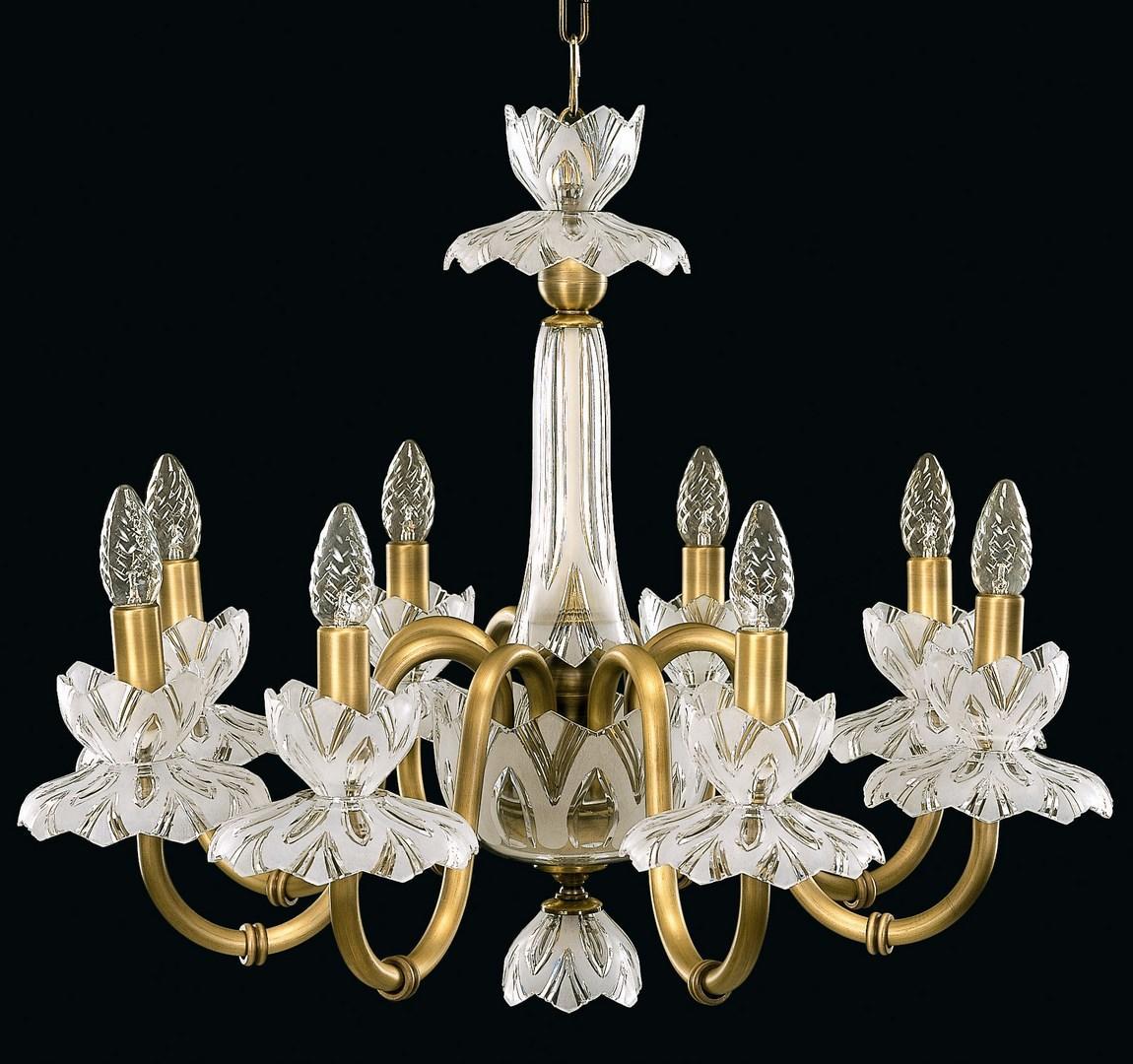 Vue d'ensemble du lustre doré à huit bras et fleurs de cristal sur fond noir