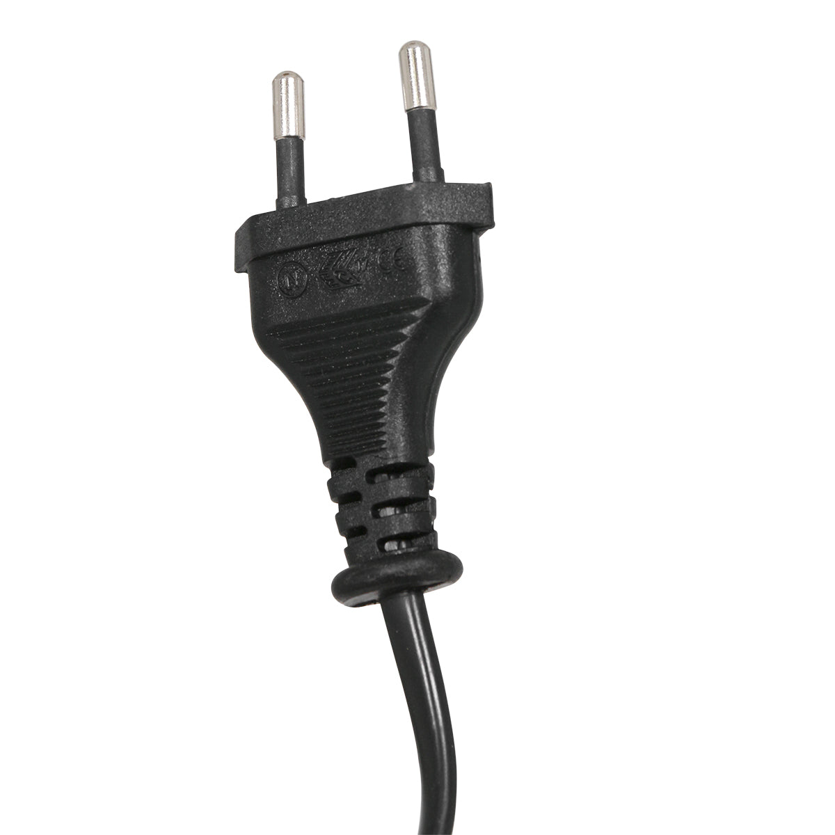 Détail de la fiche électrique noire à deux broches du luminaire