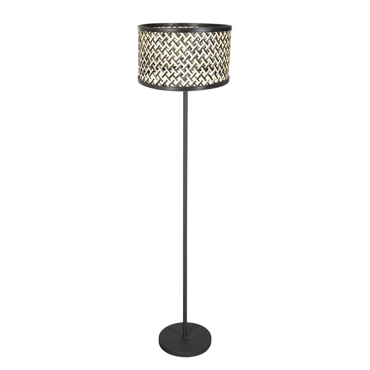 Lampadaire noir avec abat-jour cylindrique en bambou tressé naturel et noir, sur fond blanc.