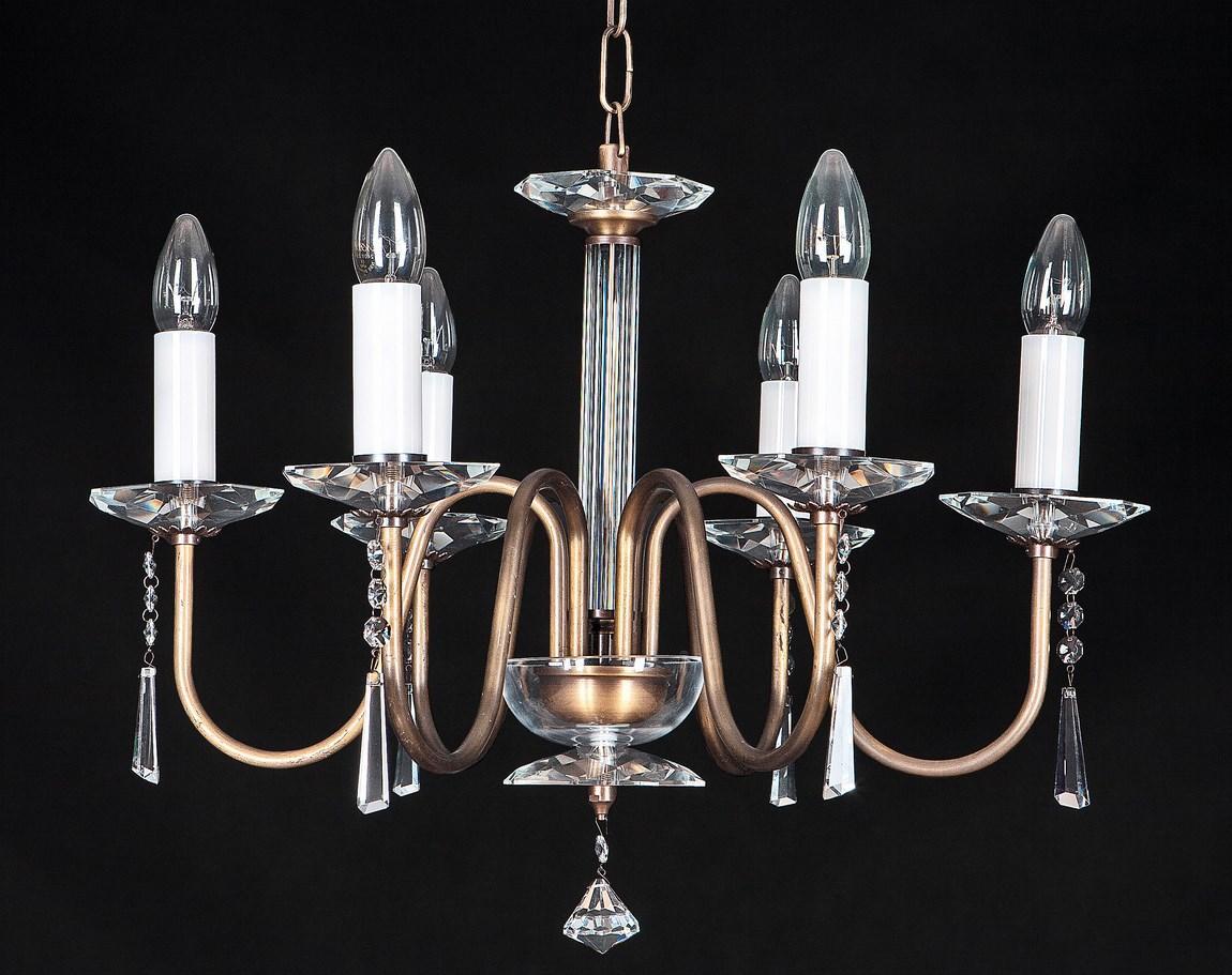 Lustre classique à cinq bras dorés, pampilles de cristal et douilles bougies blanches sur fond noir