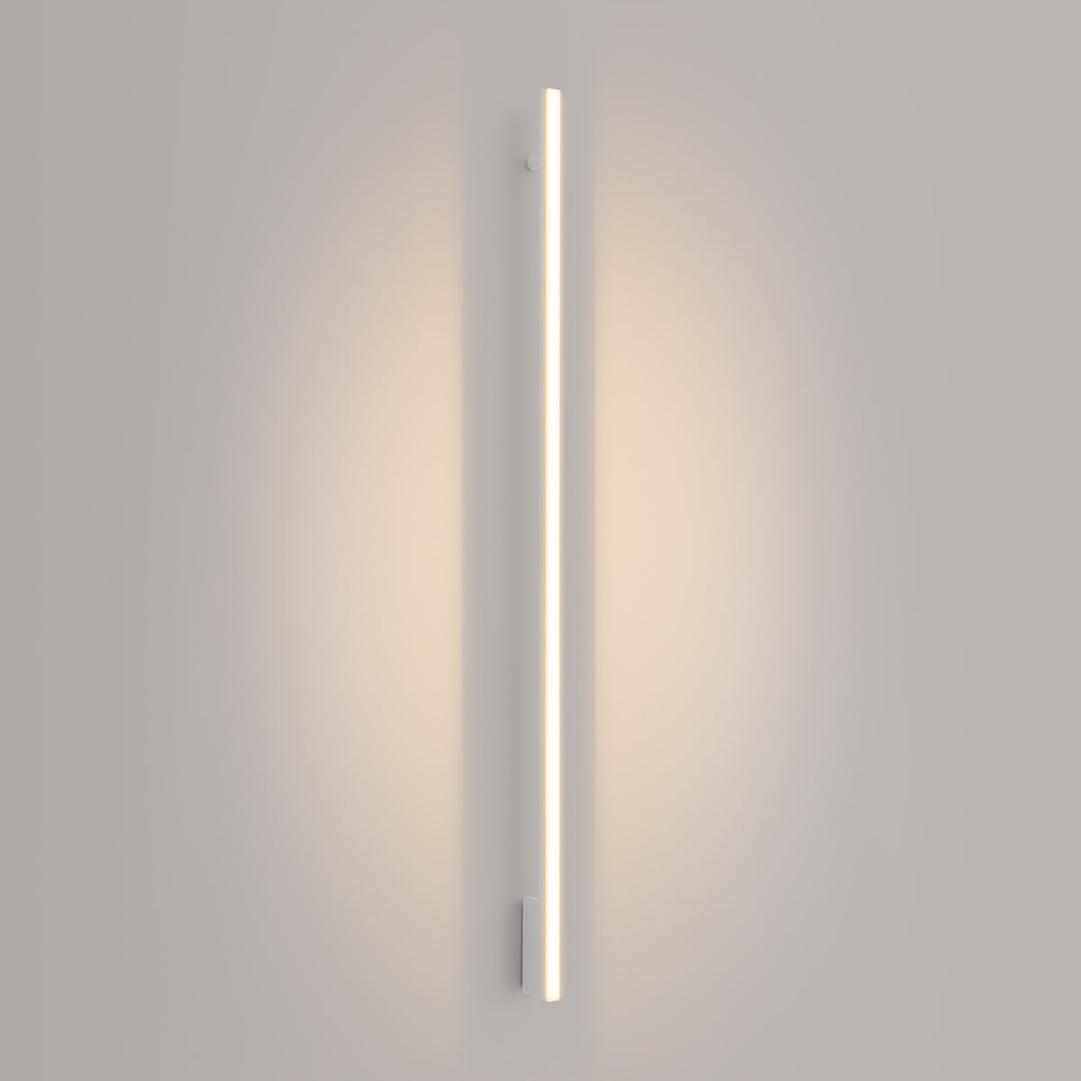 Applique allumée diffusant une lumière chaude sur le mur gris clair