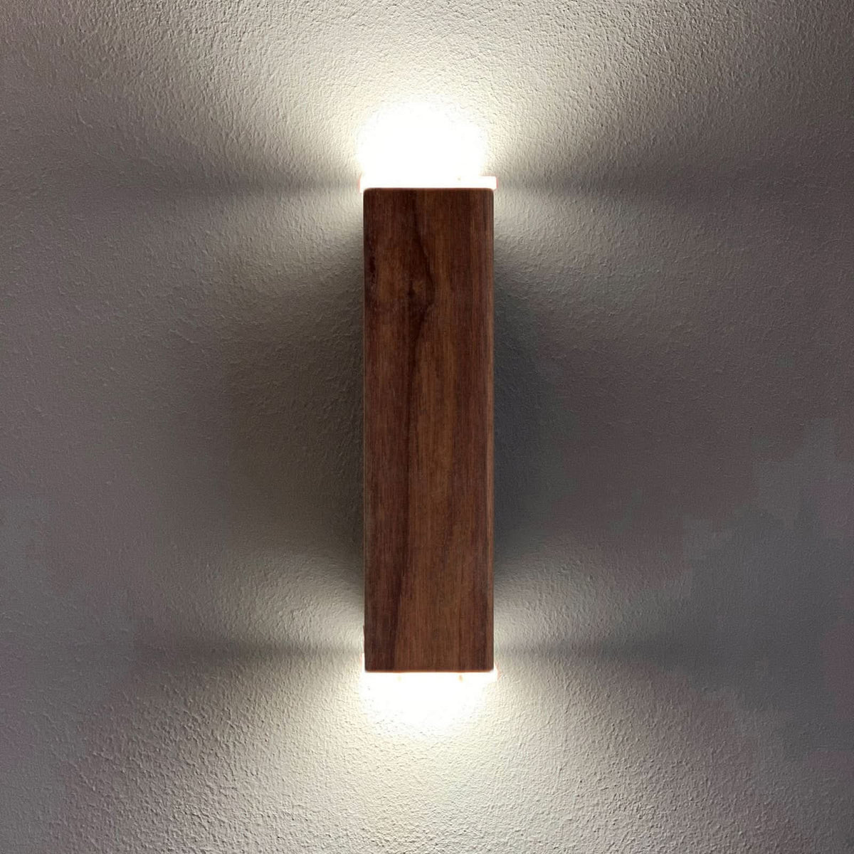 Applique murale LED Leonora up&down en bois, noyer, hauteur 21 cm