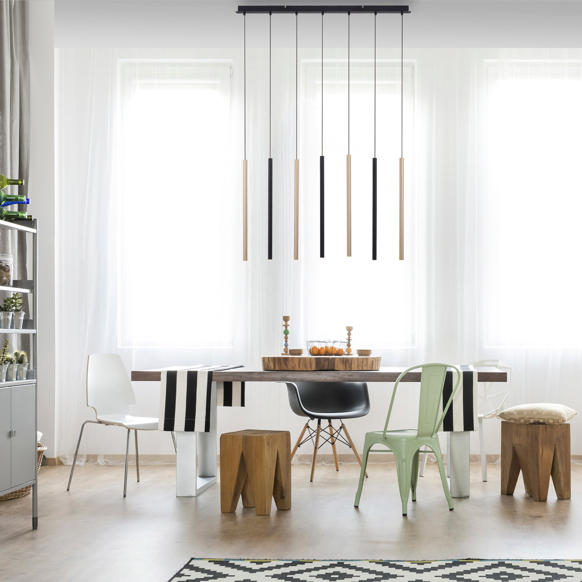 Mise en ambiance au-dessus d'une table de salle à manger avec chaises et décor contemporain.