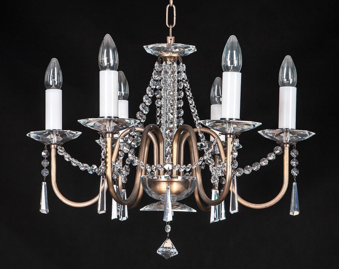 Lustre à six bras bronze garni de cristaux taillés, vue de face sur fond noir