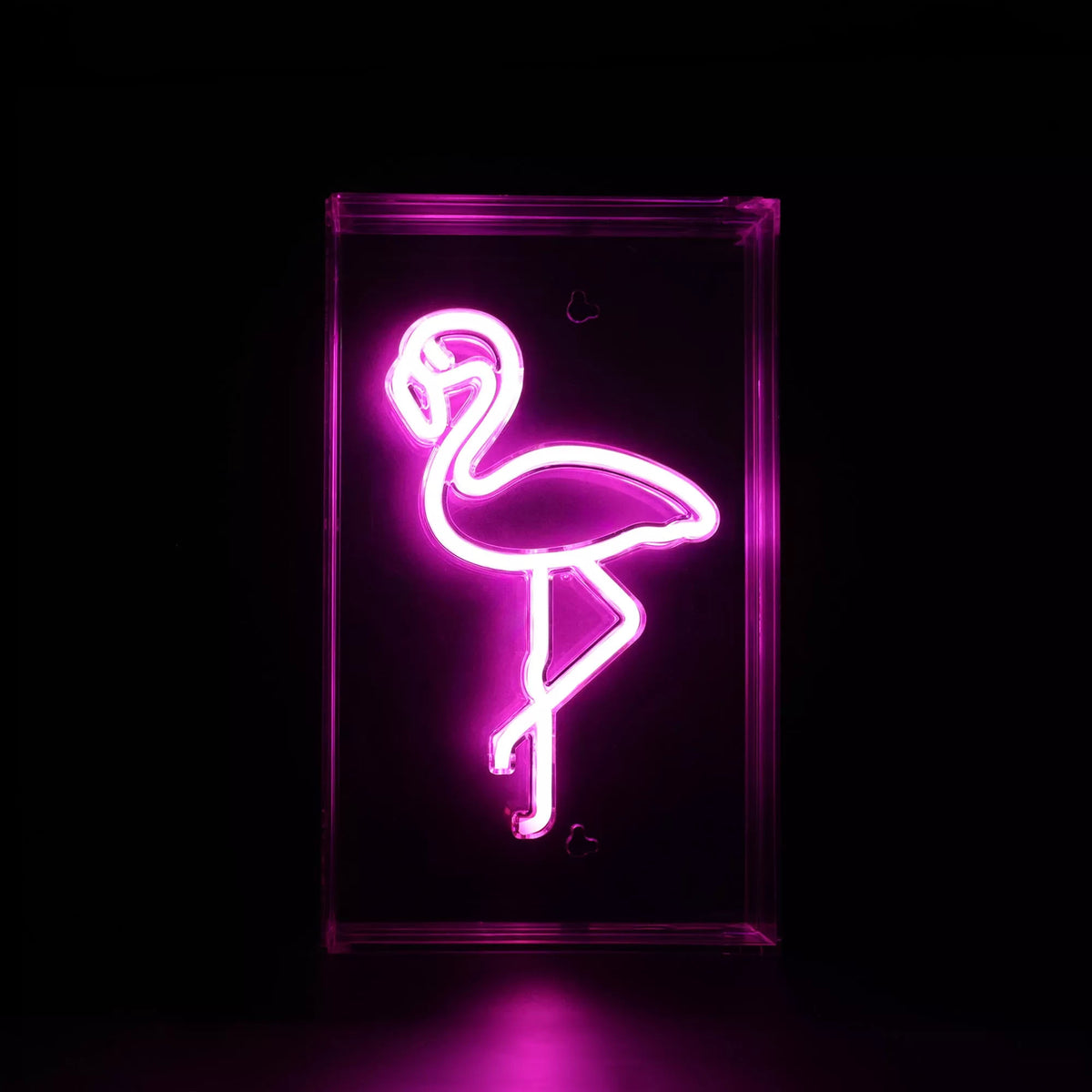 Lampe néon rose en forme de flamant allumée dans son boîtier rectangulaire transparent.