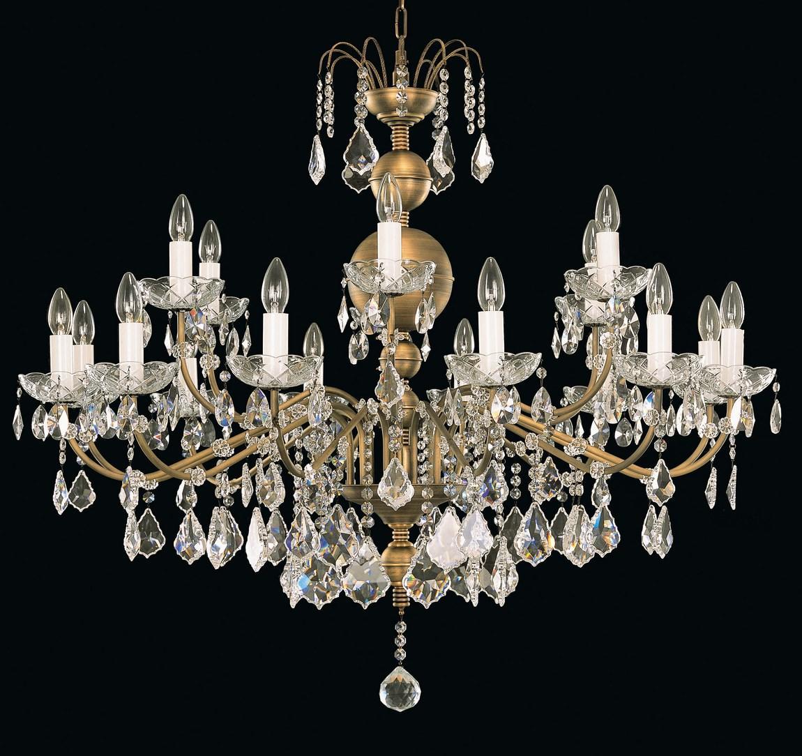 Lustre complet de face sur fond noir, bras dorés et pendeloques de cristal